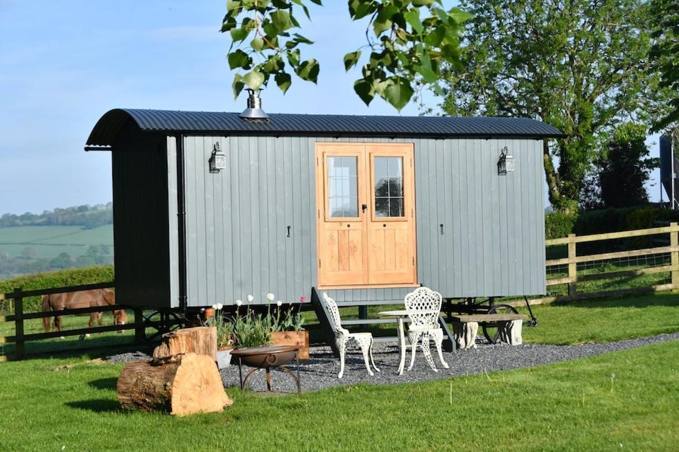 The Shepherds Hut Carmarthen Dış mekan fotoğraf